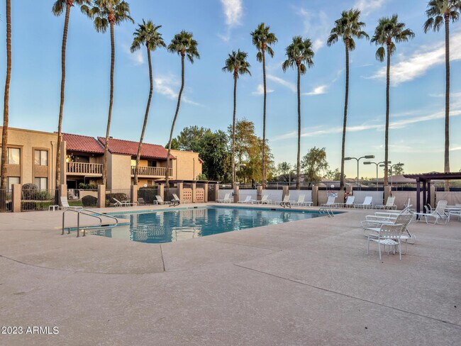 Foto del edificio - 8649 E Royal Palm Rd