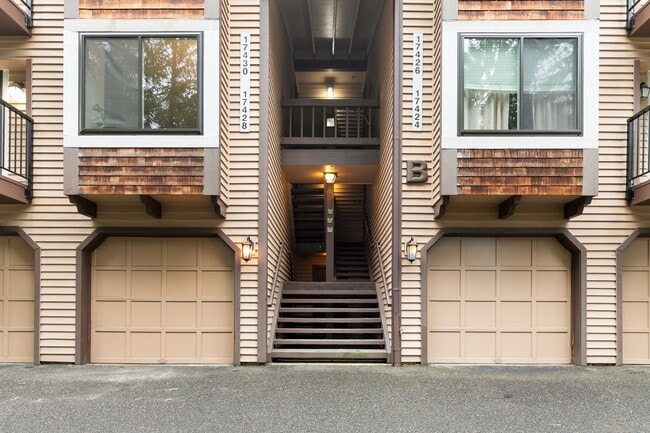 Building Photo - Newly updated, quiet condo with garage! W/...