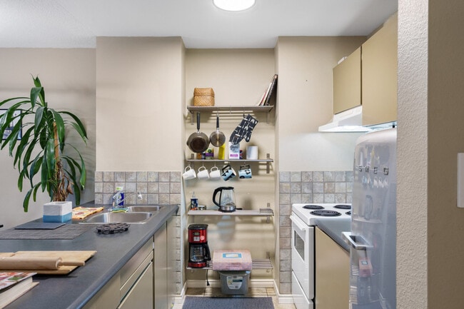 Building Photo - 1350 Burrard St