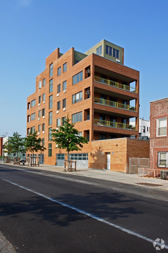 Primary Photo - 811 5th Ave