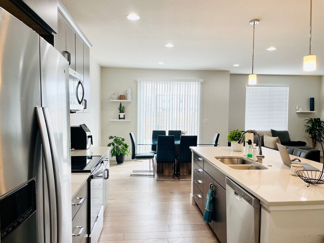 Primary Photo - Beautiful 3 Bed 2 Bath Townhouse with W/D ...