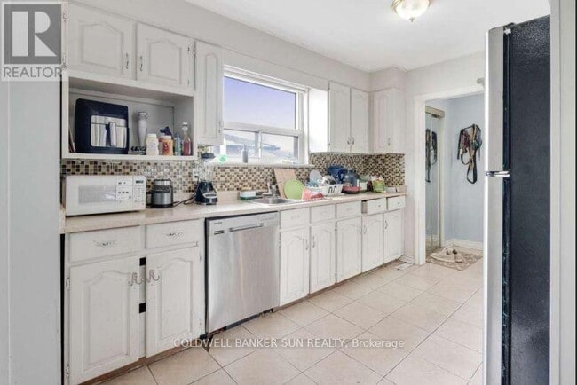 Building Photo - 46 Flamingo Crescent