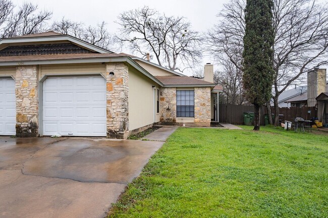 Foto del edificio - 3 Bedroom, 2 Bath Duplex in Round Rock with 1 Car Garage
