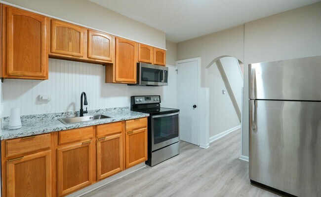Building Photo - 2109 S 67th St
