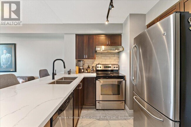 Photo du bâtiment - 340 Watson St W