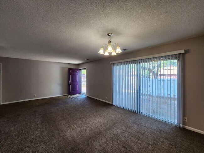 Foto del edificio - Large Townhome Apartment with 1 1/2 Baths and 2 Car Garage