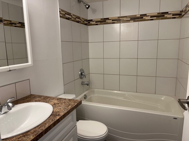 Building Photo - 3 Bed 1 Bath Unit in Red Deer, AB