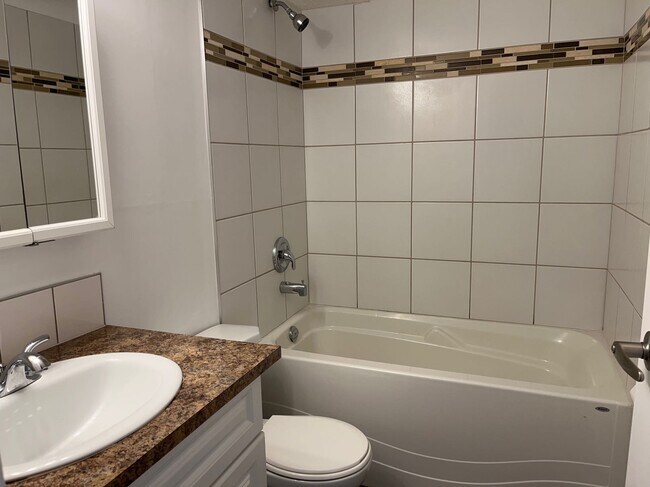 Photo du bâtiment - 3 Bed 1 Bath Unit in Red Deer, AB