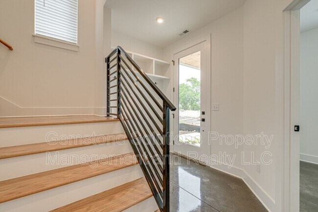 Building Photo - 512 Cliff Cir