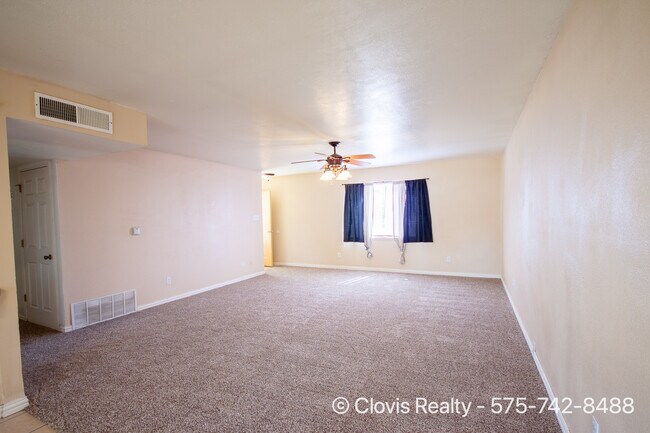 Living Room - 1004 W Manana Blvd