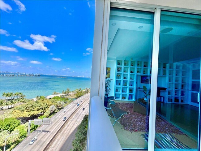 Foto del edificio - 601 NE 36th St