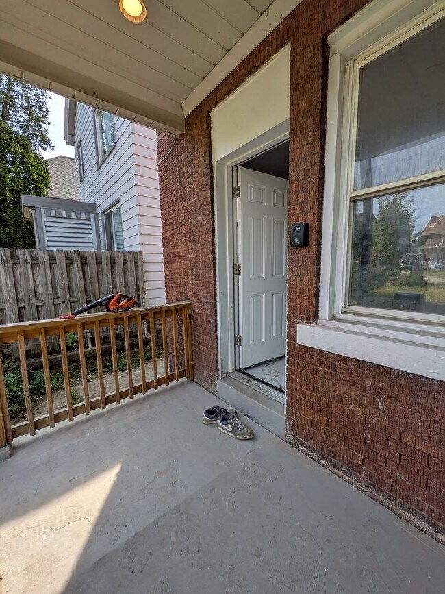 Building Photo - Beautifully renovated brick home in Pittsb...