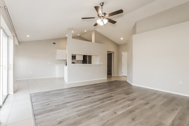Foto del edificio - 2324 Sunset Point Dr