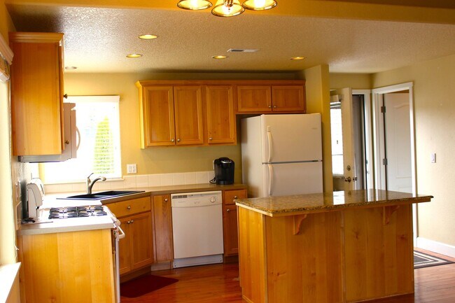 Foto del edificio - Charming Single-Level Bend Home with New Carpet and Big Yard