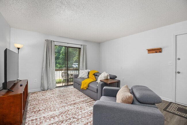 Foto del edificio - Furnished 1-Bedroom Condo with Modern Updates in Winston-Salem