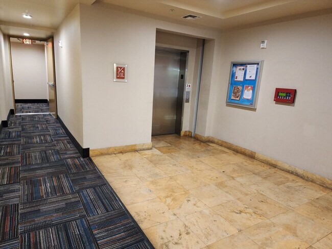 Foto del edificio - Luxury Mid-rise Condo unit  located on the...