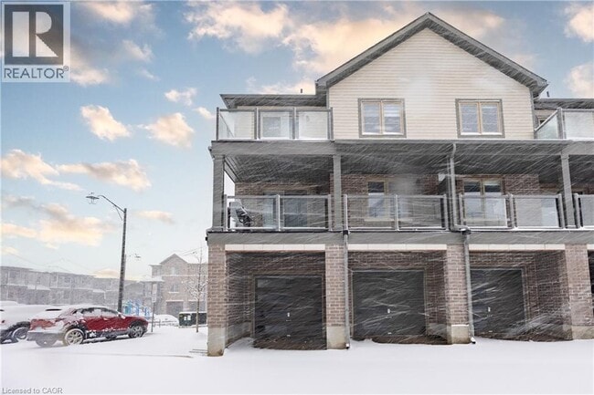 Building Photo - 205 W Oak Trl