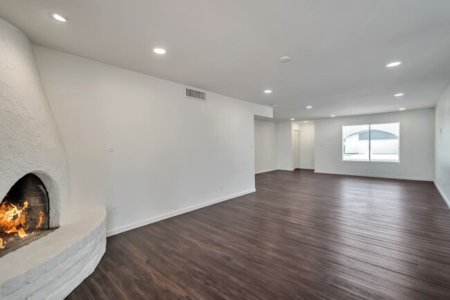 Building Photo - Luxury Remodeled 4 Bed/2 Bath Home w Pool ...