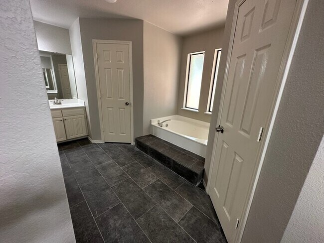 Building Photo - Single story 3 bedroom in Arlington $500.0...