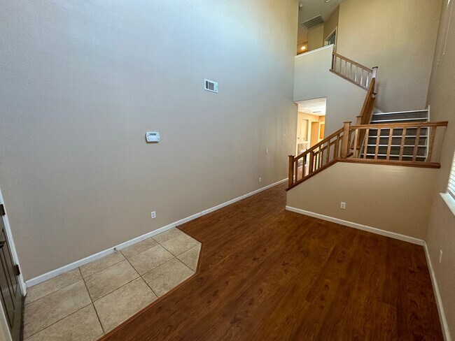 Foto del edificio - 5 Bedroom, 3 Bath Lathrop Home / Best Property Management