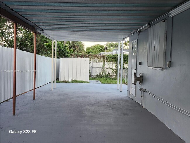 Foto del edificio - 19015 NW 44th Ct
