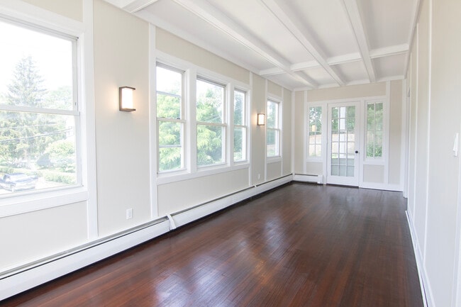 Building Photo - 44 Croton Ave
