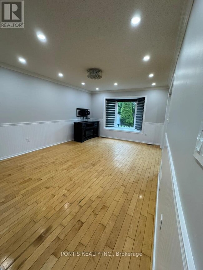 Photo du bâtiment - 72 Rowland St