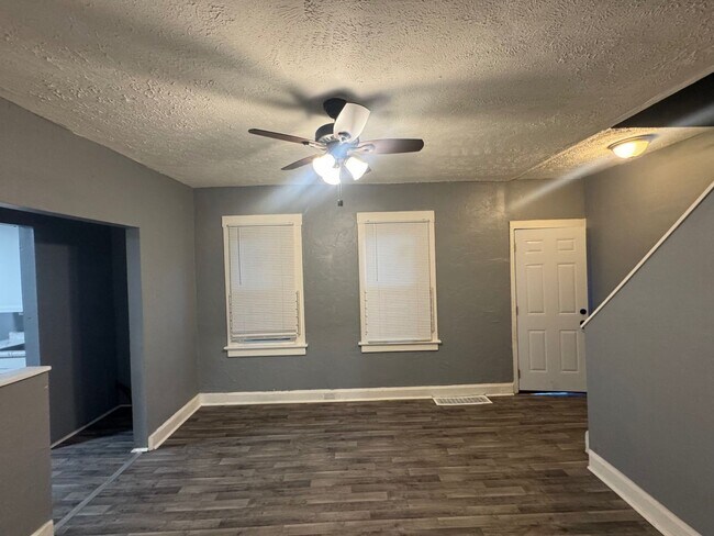 Foto del edificio - 6107 Fullerton Ave