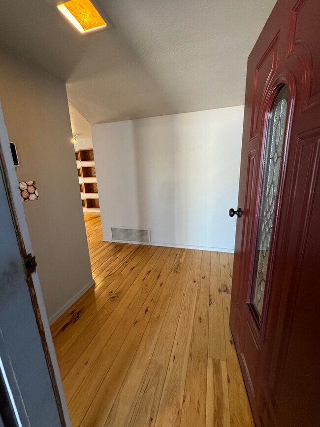 Foto del edificio - Lovely 3-Bedroom 2-Bathroom Home in Litchf...