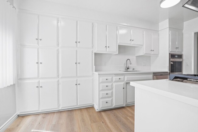 Building Photo - 828 18th St