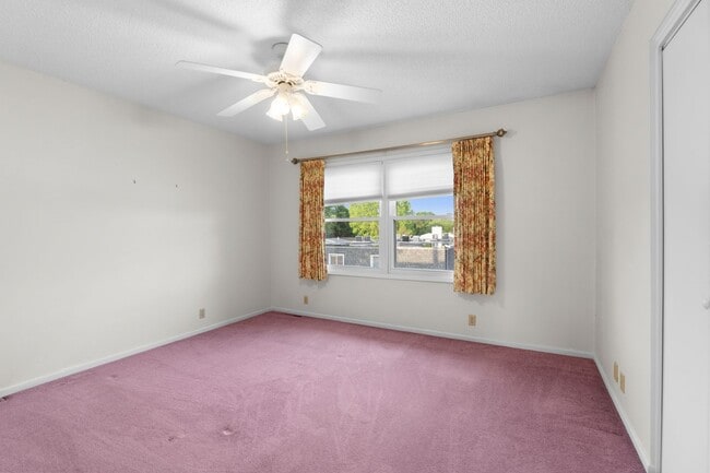 Building Photo - 2bd 1.5 ba spacious condo for rent!