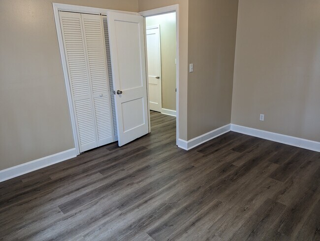 Building Photo - 828 Crescent Dr