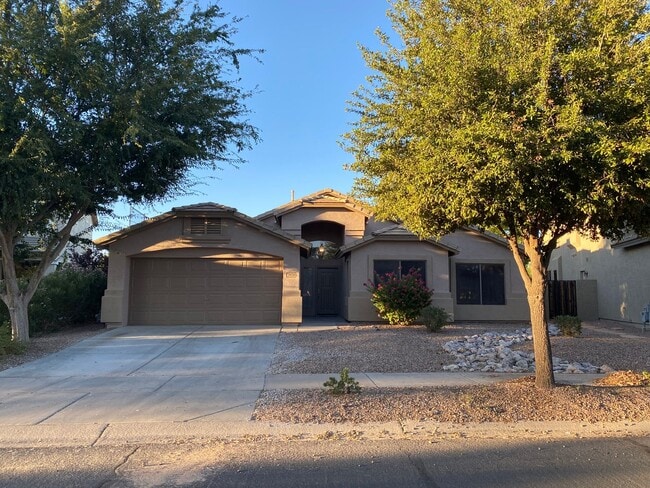 Building Photo - Enjoy Golf Course Living: Refreshed 4-Bedr...