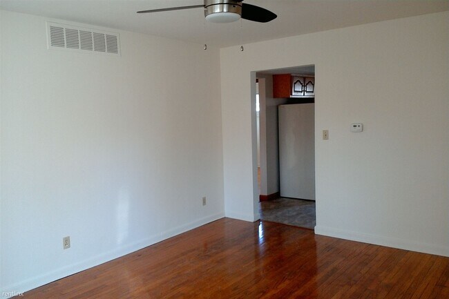 Building Photo - 2 br, 1.5 bath Duplex - 1204 Silver Street