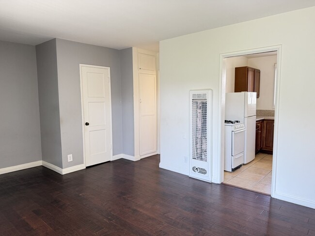 Building Photo - 4712 Elmwood Ave