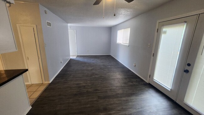 Foto del edificio - 5519 NW Eisenhower Dr