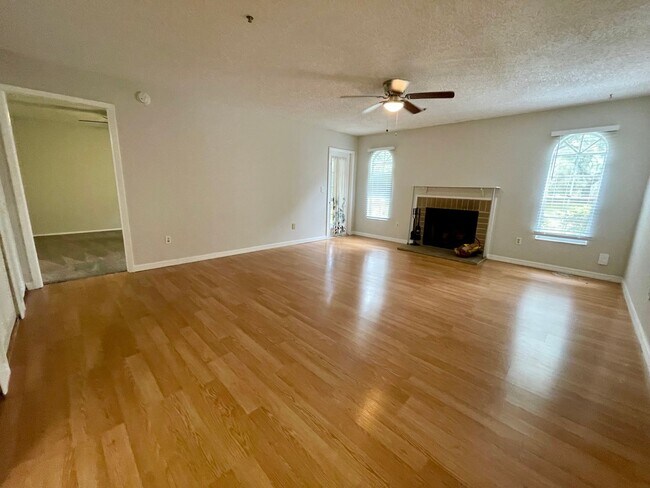 Building Photo - 2 bed 2 bath Raintree Condominium