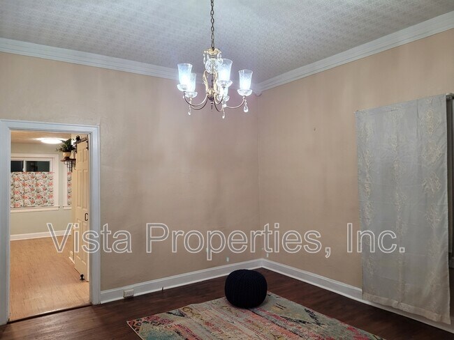 Building Photo - 1121 Elm St