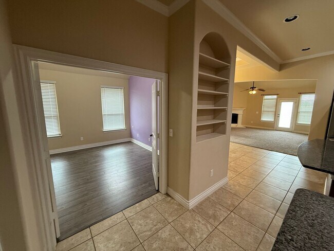 Foto del edificio - 3 bedroom + office  or 4th bedroom, storm shelter, neighborhood pond and walking track!