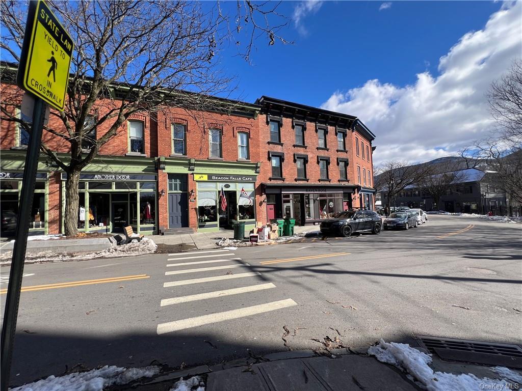 Primary Photo - 472 Main St