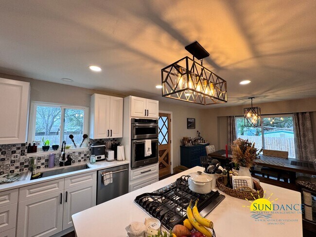 Foto del edificio - Stunning Multi-Level Home Near Hurlburt Field, Eglin AFB & Emerald Coast Beaches!