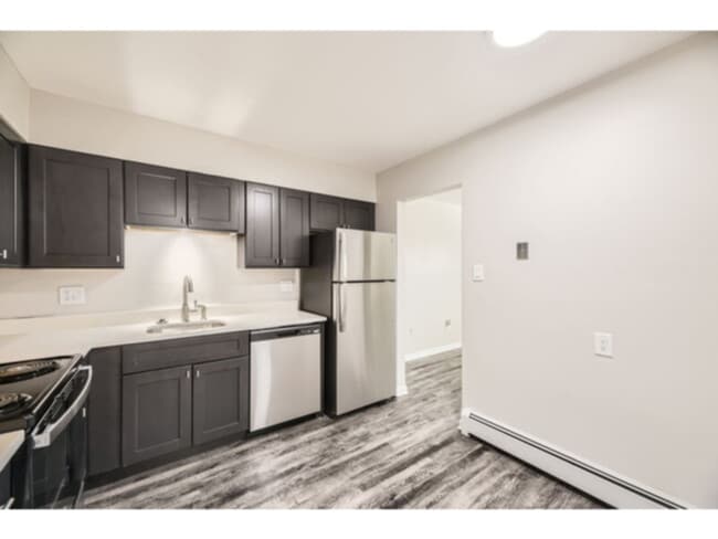 Building Photo - 1 bedroom 1 bath apartment! On the bus line!