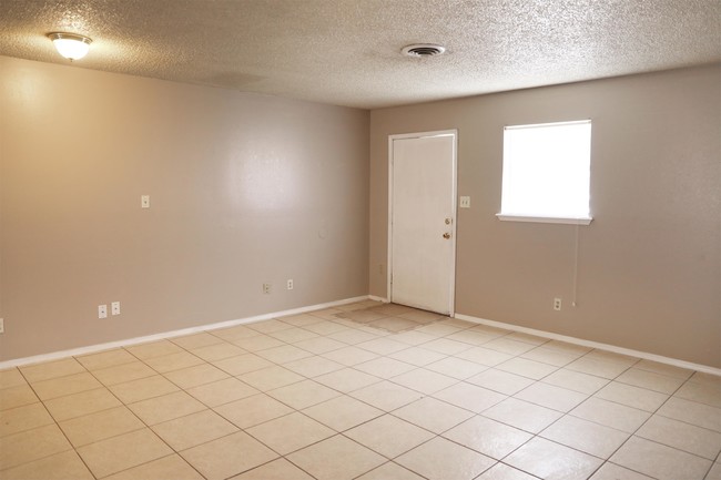 Building Photo - 105 E Wolfcamp Dr