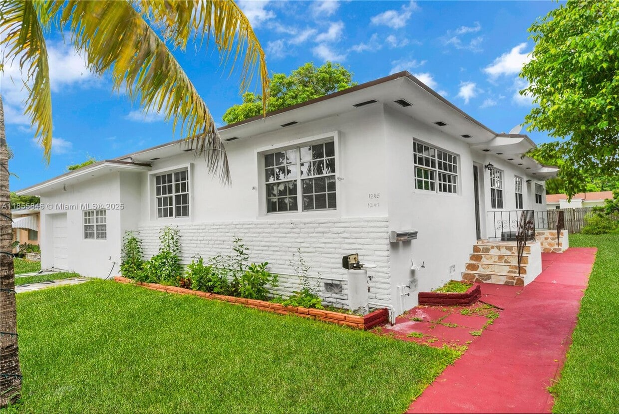 Foto principal - 1245 NE 117th St
