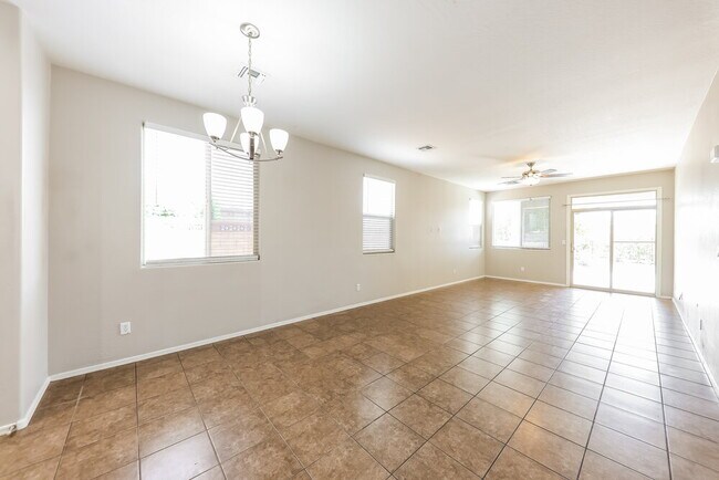 Foto del edificio - 819 S 176th Ln