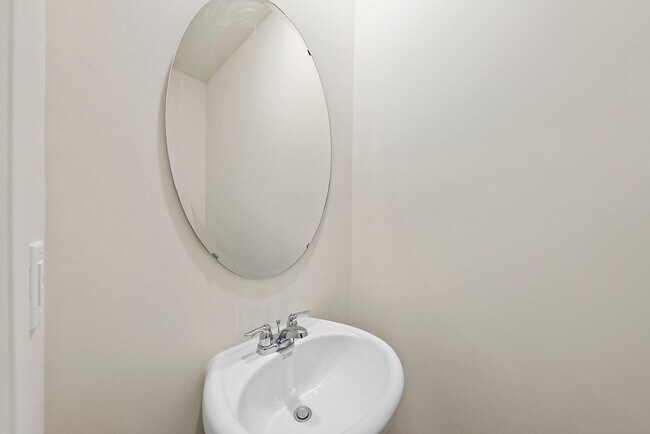 Building Photo - 2058 Gln Xing Dr