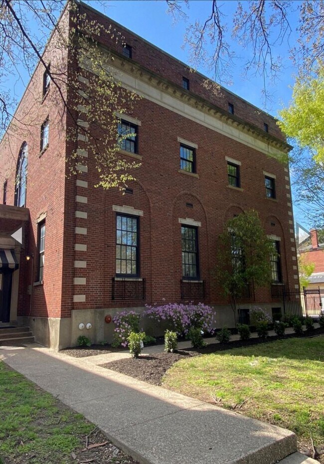 Building Photo - Gorgeous Updated 2 bedroom Apartment in Old Louisville!
