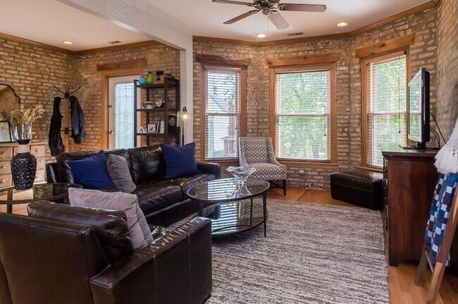 sala de estar y ventana francesa - 3436 N Ridgeway Ave