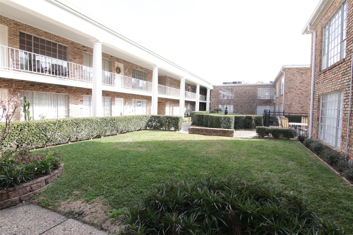 Building Photo - 2101 Fountain View Dr