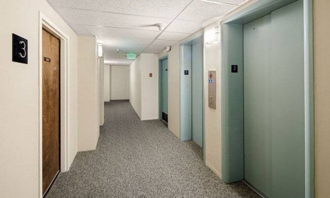 Building Photo - Upgraded 2 Bedroom 2 Bath Close to Downtow...
